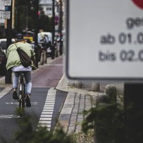 广东街头惊现女子故意踹倒多辆电动自行车，行为引众怒