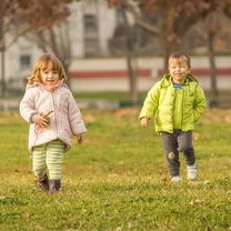 广东小孩哥暑假卖柠檬茶走红，开学报到展现别样风采