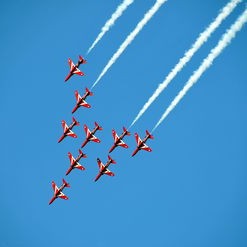 广东自媒体达人揭秘，100多人中转站被赶下飞机滞留5小时的背后真相