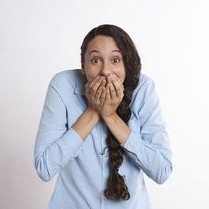 广东男子梦中搏斗，误伤身旁妻子引发家庭风波