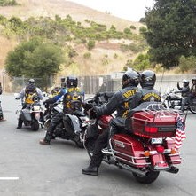 泰国边境惊魂，摩托骑士与边防士兵的致命对峙