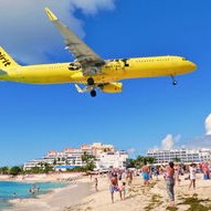 北京站上空的壮观，阅兵飞机掠过，旅客手机记录历史瞬间