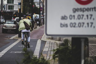 广东街头惊现女子故意踹倒多辆电动自行车，行为引众怒