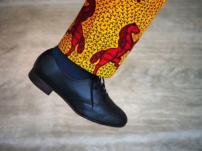 广东潮人必备iPhone 17橙色斜挎挂绳引发抢购热潮，时尚与实用并存！