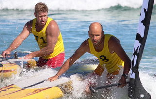 广东海滩退潮现生蚝盛宴，市民欢喜捡拾乐此不疲